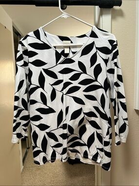Chico's Black & White Leaf-Print V-Neck Long Sleeve Top
